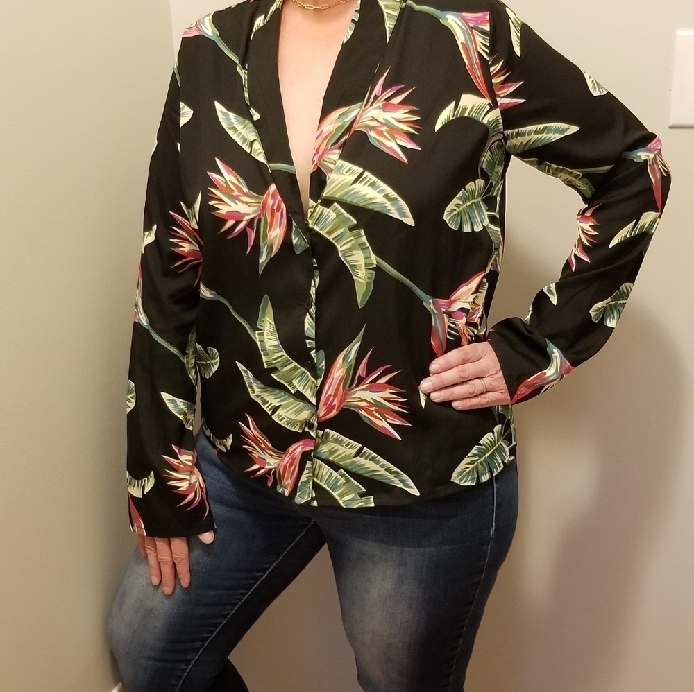 Boohoo Shirt Womens 8 Tropical print Black Button up‎ Blouse Plunge Neckline